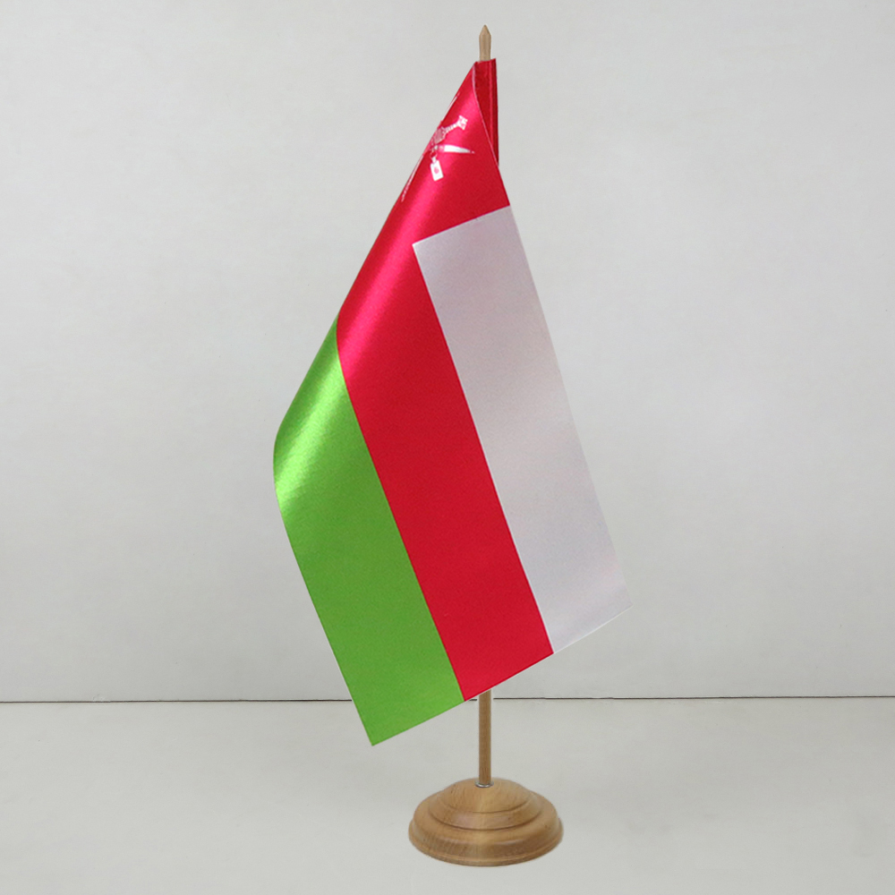 Флажок Омана на деревянной подставке